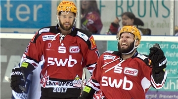 Jeremy Welsh und Jack Combs waren gemeinsam mit Rob Bordson das überragende Trio bei der DEL-Premierensaison der Pinguins und sammelten 124 Scorerpunkte.
