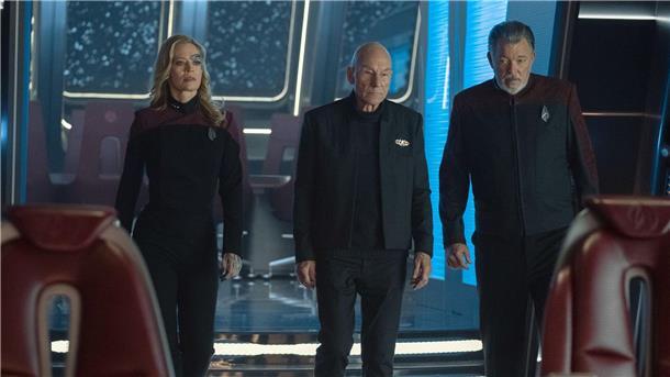 Jeri Ryan als Seven (l-r), Patrick Stewart als Picard und Jonathan Frakes als Riker in einer Episode aus „Star Trek Picard“.