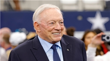 Jerry Jones nannte einen gezeigten Mittelfinger beim Sieg gegen die Jets „unabsichtlich“. (Archiv-Foto)