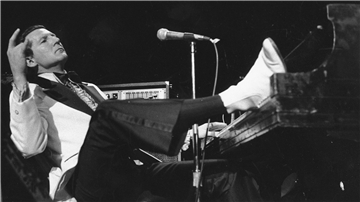 Jerry Lee Lewis nimmt bei einem Konzert im New Yorker Madison Square Garden (1975) ganz entspannt den Applaus der Fans entgegen.