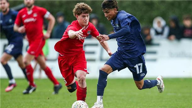 Jerson Lagos (r) ist mit Auckland City in der Gruppe des FC Bayern klarer Außenseiter bei der Club-WM.
