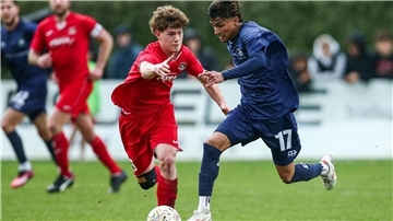Jerson Lagos (r) ist mit Auckland City in der Gruppe des FC Bayern klarer Außenseiter bei der Club-WM.