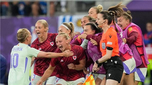 James und Bayerns Stanway bescheren England klaren Sieg Jessica Fishlock (l) erzielte das erste EM-Tor für Wales.