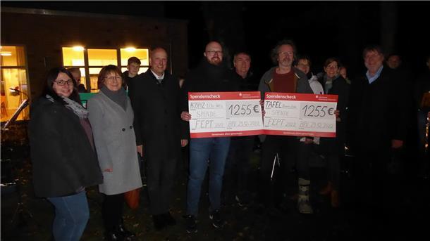 Bläser spielen und spenden für Hospiz in Bremervörde Jessica Gerken, Sabine Sievers (beide Farven), Pastor Markus Stamme (Selsingen), Pastor Markus Weskott (Hospiz), Bernhard Poppe (hinten), Andreas von Glahn (Tafel), Anja Bredehöft, Birgit Bredehöft (hinten, beide Farven) und Probst Burkhard Kurz (Farven) bei der Spendenübergabe.