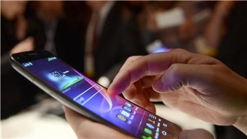 Hand tippt auf Handy.