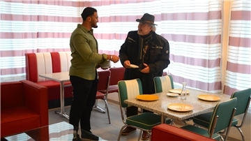 Jetzt wird eingedeckt: Astred Maka (links) und Helmut Hödl bereiten die Eröffnung des Museums und Cafés „Yesterday“ vor.