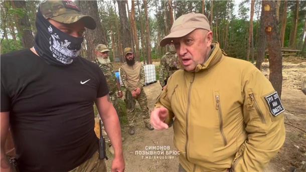 Jewgeni Prigoschin (r.) im an einem ungenannten Ort im Gespräch mit einem seiner Soldaten.