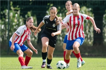 JFV-Kapitänin Bente Löhden (Mitte) und ihre Mitspielerinnen zeigten viel Einsatz beim 0.0 gegen den FC Rosengarten.