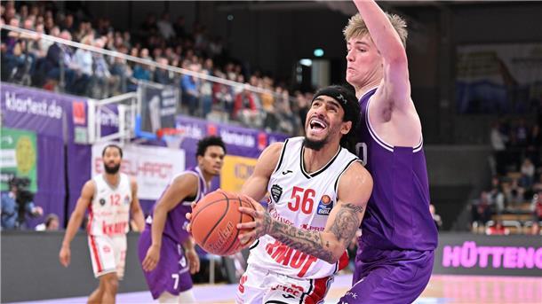 Würzburger Jackson als wertvollster Basketballprofi geehrt Jhivvan Jackson (l) von den Würzburg Baskets erhält die Ehrung als Wertvollster Spieler der Basketball-Bundesliga.