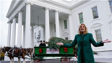 Jill Biden nimmt den offiziellen Weihnachtsbaum für das Weiße Haus in Empfang.