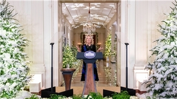 Jill Biden spricht bei der Enthüllung des diesjährigen Weihnachtsthemas des Weißen Hauses im East Room des Präsidentensitzes.