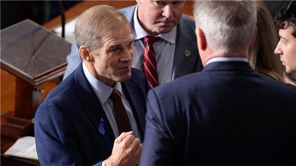 Wahl für Chefposten im US-Parlament: Jordan verliert erneut Jim Jordan (l) spricht mit Kevin McCarthy, dem ehemaligen Sprecher des Repräsentantenhauses.