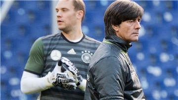 Löw sicher: Nagelsmann denkt über Neuer nach Joachim Löw (r) setzte jahrelang auf Manuel Neuer als Nummer eins. Gemeinsam wurden sie 2014 in Brasilien Weltmeister. (Archivbild)