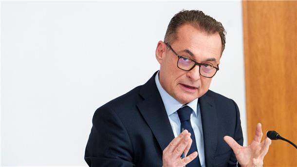 Bundesbank-Präsident: Rechtsextremismus bedroht Wohlstand Joachim Nagel ist Bundesbank-Präsident und warnt vor Rechtsextremisten.