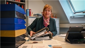 Joanna Lensch (56) arbeitet in einer leitenden Position für den Magistrat. Durch einen Tag im Home-Office fällt es ihr leichter, für ihre Eltern da zu sein.