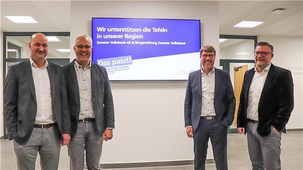 Jochen Johannsen (links) übergibt zusammen mit Uwe Schradick und Sascha Steffen (rechts) die Spende an Norbert Wolf.