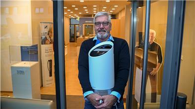 Jochen Keibel betreibt in seinem Hörgeräte-Akustiker-Geschäft bereits einen Luftreiniger zum Virenschutz.