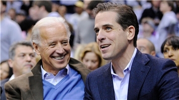 Joe Biden, damals Vizepräsident der USA, und sein Sohn Hunter bei einem Basketballspiel.