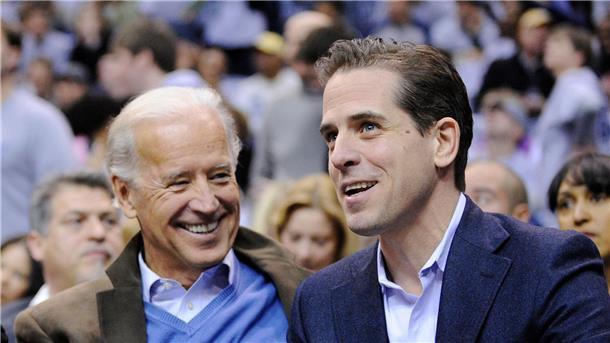 Joe Biden (l) und sein Sohn Hunter Biden sehen sich ein Basketballspiel an.