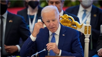 Joe Biden setzt seinen Kopfhörer ein.