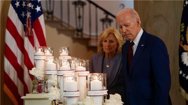 Nach Amoklauf an Grundschule: US-Präsident gedenkt der Opfer Joe Biden und die First Lady Jill Biden halten vor einer Gedenkanzeige zum einjährigen Jahrestag des Amoklaufs an einer Grundschule inne.