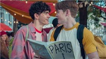 Joe Locke (l) als Charlie und Kit Connor als Nick in einer Szene der 2. Staffel der Netflix-Serie „Heartstopper“.