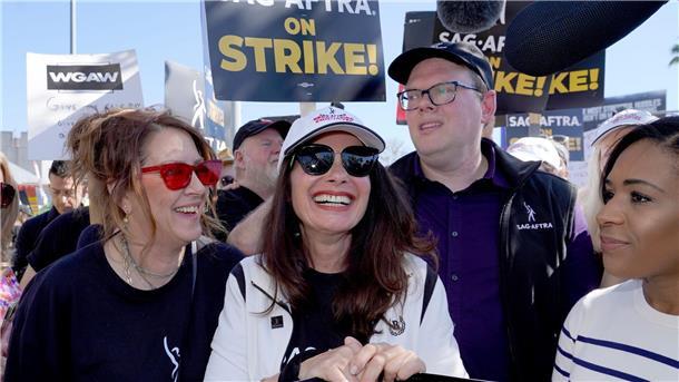 Joely Fisher (l-r), Fran Drescher, die Vorsitzende der Schauspielgewerkschaft SAG-AFTRA und Duncan Crabtree-Ireland bei einer Protestaktion in Hollywood.