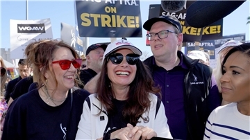 Joely Fisher (l-r), Fran Drescher, die Vorsitzende der Schauspielgewerkschaft SAG-AFTRA und Duncan Crabtree-Ireland bei einer Protestaktion in Hollywood.