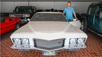 Jörg Bäuerle neben seinem Buick Riviera 1971. Der 48-Jährige hat seine Liebe zu US-Cars zum Beruf gemacht.