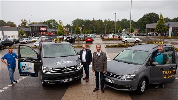 Anrufsammeltaxi Nordholz: An der Nachfrage haperts noch Jörg Johanns (von links), Michael Göbel, Marcus Itjen und Ralf Töllner wollen dem Beförderungsangebot auf die Sprünge helfen. Sogar zu den Haltestellen vor dem Nordholzer Einkaufszentrum fährt das AST.
