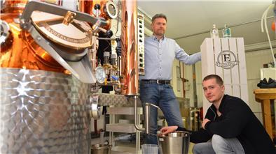 Jörg (links) und Kilian Eilers stellen mit ihrer eigenen 100-Liter-Destille Gin in Langen her.