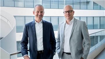 Das Foto zeigt Jörg Pape (links), Geschäftsführer der EURO-Leasing GmbH und Torben Kleist, Geschäftsführer und Leitung des Bereichs Personal.