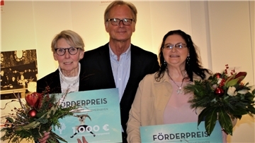 Jörg Schulz, Vorstandsvorsitzender der Bürgerstiftung Bremerhaven, überreichte Karin Bodenhagen (links) und Anita Köckritz den diesjährigen Förderpreis.