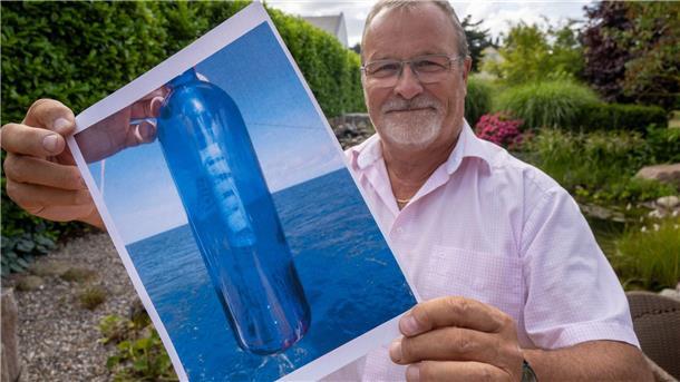 Nach fast zehn Jahren: Flaschenpost taucht wieder auf Jörg Wanke zeigt ein Foto seiner Flaschenpost.