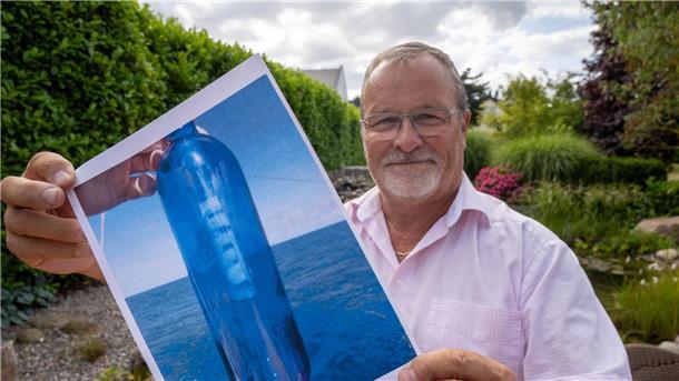 Flaschenpost ist Tausende Kilometer unterwegs Jörg Wanke zeigt ein Foto seiner Flaschenpost. Die fand ein Mann aus dem Land USA nun nach zehn Jahren.