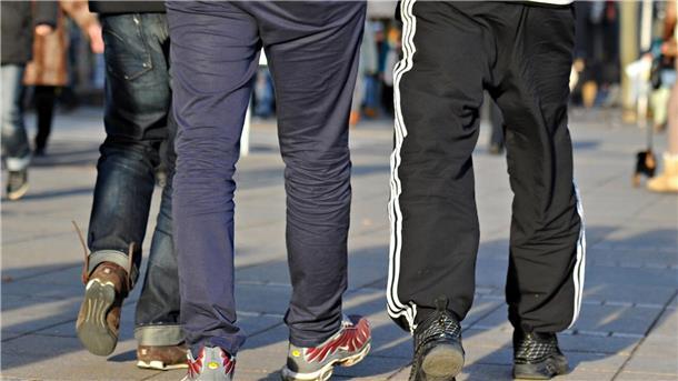 Jogginghosen-Verbot an Schule sorgt für Ärger Jogginghosen sind an einer Schule in Wermelskirchen verboten. Neuerdings werden Schüler damit sogar nach Hause geschickt.