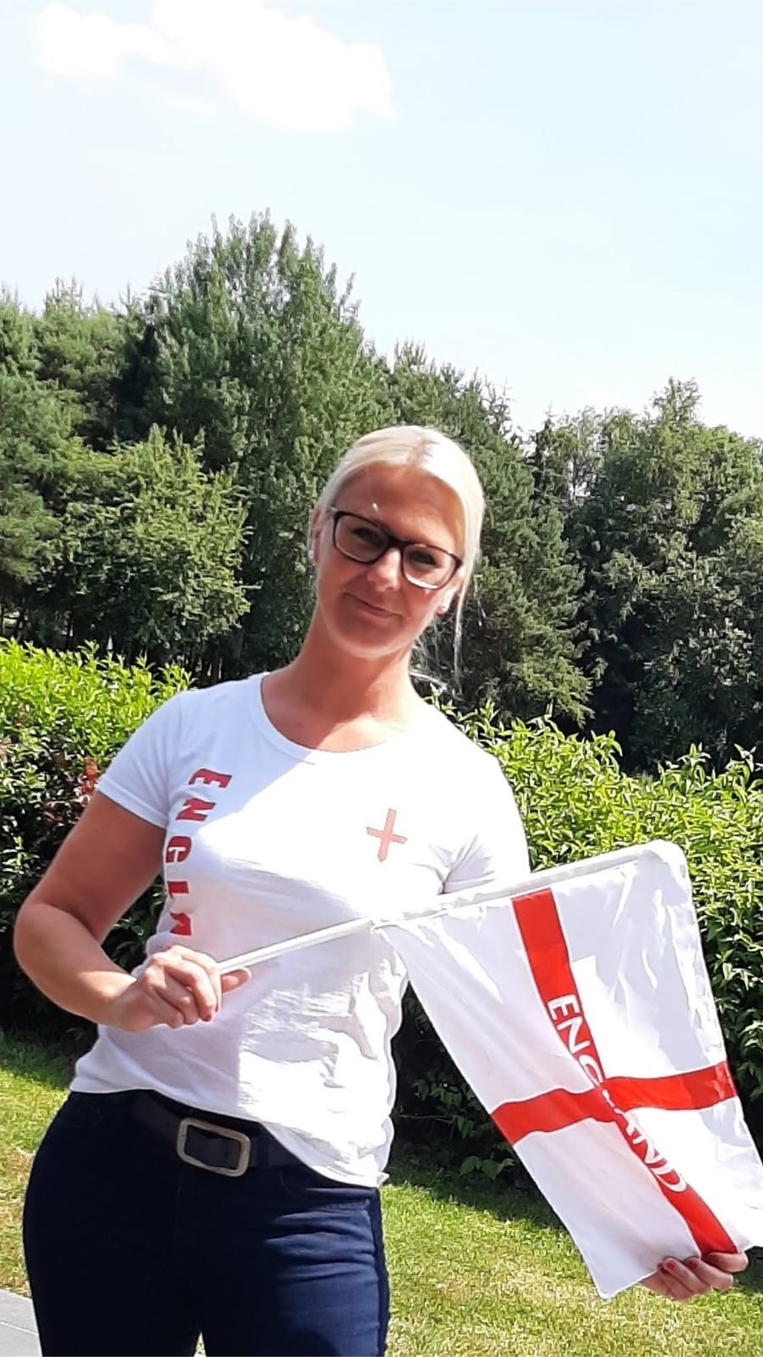 Johann Lührs ist in Deutschland geboren, aber ihre Eltern stammen aus England. Deshalb hält die 35-Jährige beim EM-Achtelfinale gegen Deutschland auch zu den Three Lions.