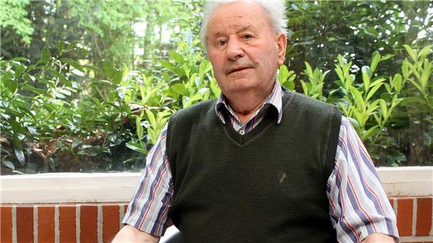 Bewohner 1945 mit Gewehren aus eigenem Schutzkeller herausgeholt Johann Meinke hat neben vielen Unterlagen auch Kontorbücher, die sein Vater zu Kriegszeiten sorgsam führte, aufgehoben.