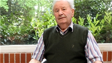 Johann Meinke hat neben vielen Unterlagen auch Kontorbücher, die sein Vater zu Kriegszeiten sorgsam führte, aufgehoben.
