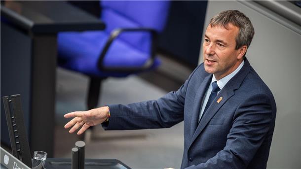 Johann Saathoff (SPD) spricht bei der 115. Sitzung des Bundestages zu den Abgeordneten.
