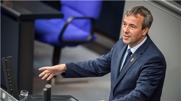 Johann Saathoff (SPD) spricht bei der 115. Sitzung des Bundestages zu den Abgeordneten.