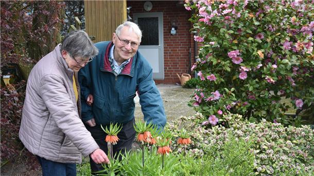 Wat för een Gestank: Vör Kaiserkronen neit de Wöhlmüüs ut (Bericht op Platt/Audio) Das Foto zeigt Irmgard und Johann Müller in ihrem Garten.
