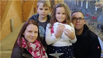 Johanna Loga (7) freut sich mit ihrer Familie über die Prämierungen ihrer Kaninchen. Sie züchtet seit zwei Jahren Hermelinkaninchen und Rote Neuseeländer.