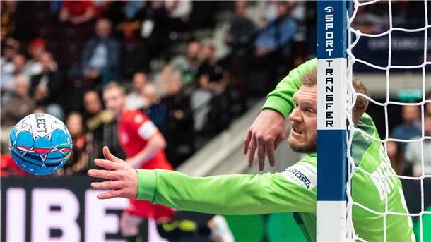 Johannes Bitter hält einen Ball.