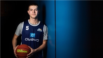 Johannes Heiken ist ein Basketballer und spielt in Bremerhaven bei den Eisbären.