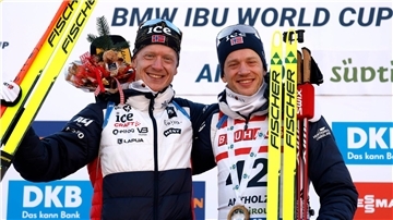 Johannes Thingnes Bö und Tarjei Bö nach dem Rennen.