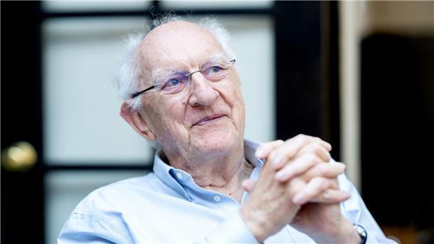 John Clarke sitzt in seinem Haus in Berkeley.