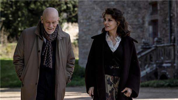 Die Filmstarts der Woche John Malkovich als Andrew Blake und Fanny Ardant als Nathalie Beauvillier in einer Szene des Films „Monsieur Blake zu Diensten“.