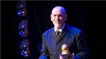 John Malkovich freut sich in Bremen über den „Goldenen Mops“.