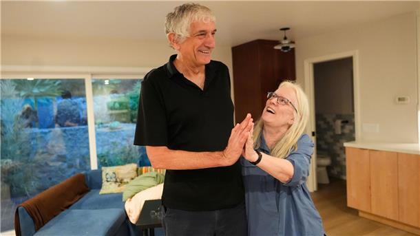 John Martinis steht mit seiner Frau Jean in ihrem Wohnzimmer, nachdem er von seinem Nobelpreis für Physik erfahren hat.